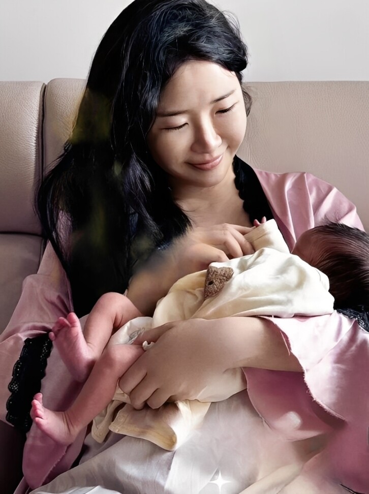 Nữ MC xinh đẹp rời đài quốc gia thông báo hạ sinh con đầu lòng, khoe cảnh cho con bú với visual cực phẩm - 3