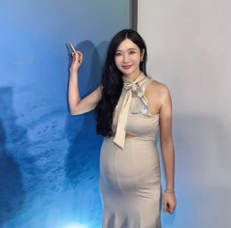 Nữ MC xinh đẹp rời đài quốc gia thông báo hạ sinh con đầu lòng, khoe cảnh cho con bú với visual cực phẩm - 5