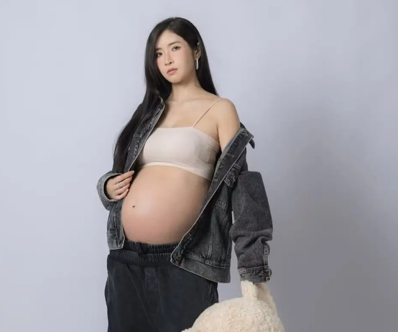 Nữ MC xinh đẹp rời đài quốc gia thông báo hạ sinh con đầu lòng, khoe cảnh cho con bú với visual cực phẩm - 4