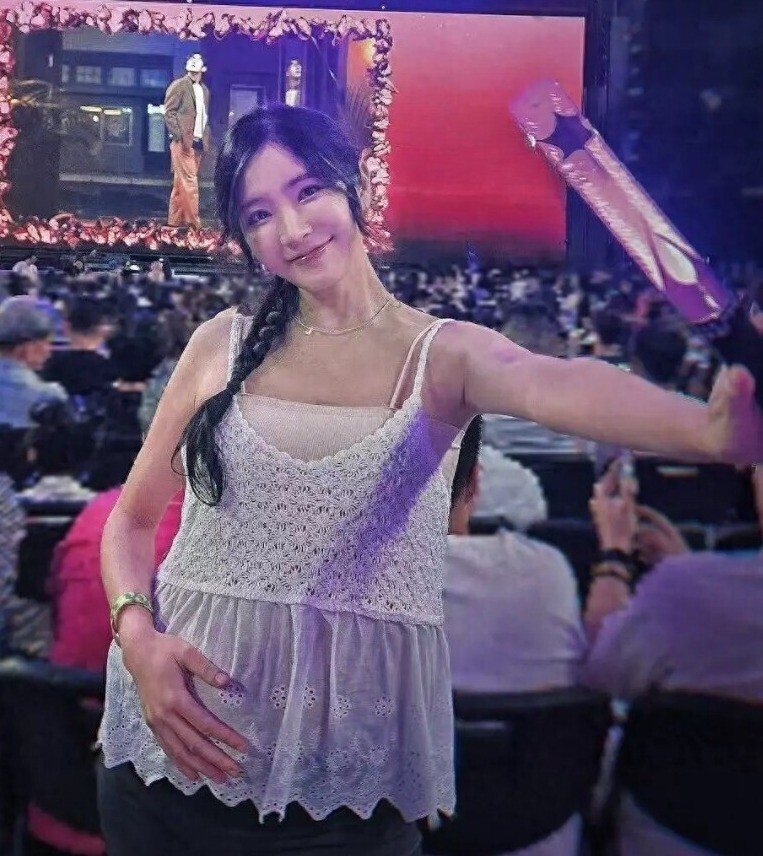 Nữ MC xinh đẹp rời đài quốc gia thông báo hạ sinh con đầu lòng, khoe cảnh cho con bú với visual cực phẩm - 6