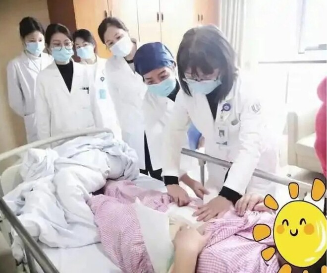 Vượt cạn thành công được bố mẹ chồng tặng bao lì xì, sau khi mở ra, cô gái tức giận đi đổi họ cho con - 1