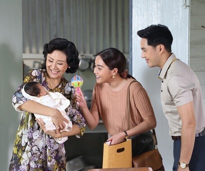 Vượt cạn thành công được bố mẹ chồng tặng bao lì xì, sau khi mở ra, cô gái tức giận đi đổi họ cho con - 3