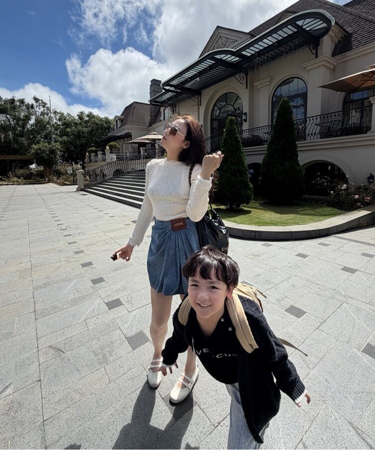 Lấy thiếu gia Hà Nội, MC Đài THVN nghỉ việc về làm mẹ sang chảnh, chẳng tiếc khi con mượn túi hiệu LV đi chơi - 10