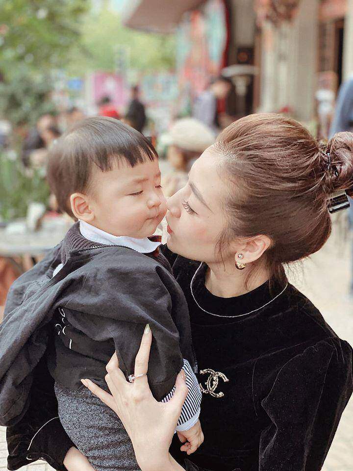 Lấy thiếu gia Hà Nội, MC Đài THVN nghỉ việc về làm mẹ sang chảnh, chẳng tiếc khi con mượn túi hiệu LV đi chơi - 7