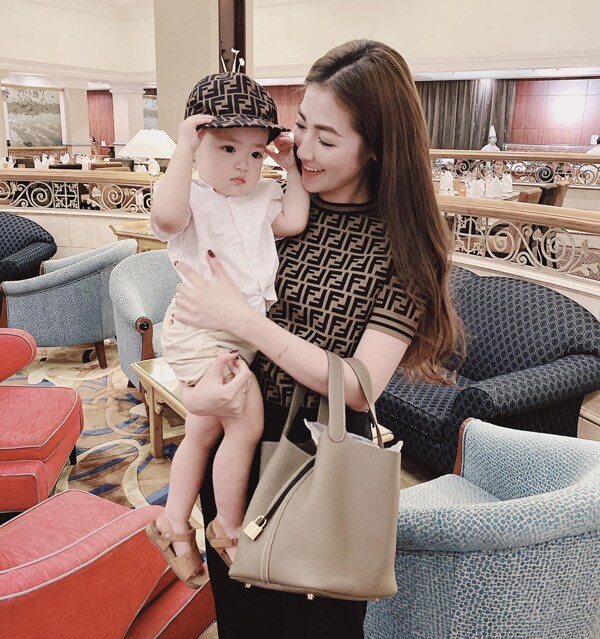 Lấy thiếu gia Hà Nội, MC Đài THVN nghỉ việc về làm mẹ sang chảnh, chẳng tiếc khi con mượn túi hiệu LV đi chơi - 8