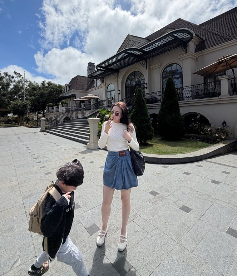 Lấy thiếu gia Hà Nội, MC Đài THVN nghỉ việc về làm mẹ sang chảnh, chẳng tiếc khi con mượn túi hiệu LV đi chơi - 11