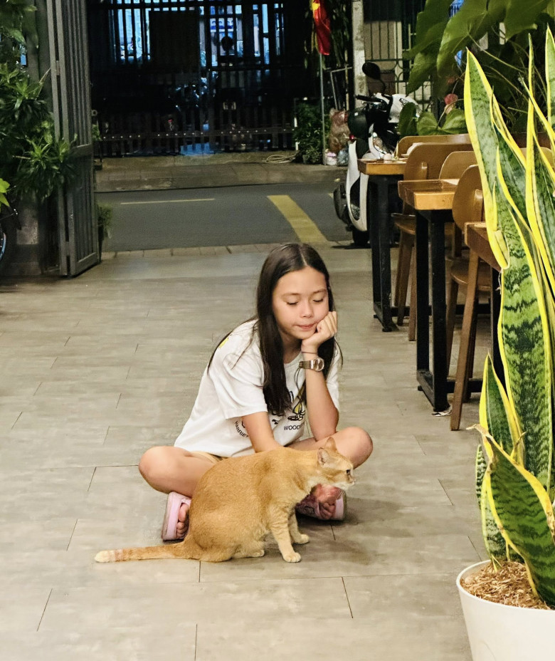 Con gái lai Thuỵ Điển của nữ ca sĩ nổi tiếng xinh như thiên thần, nói được ba thứ tiếng, gây chú ý vì làn da trắng hồng - 2