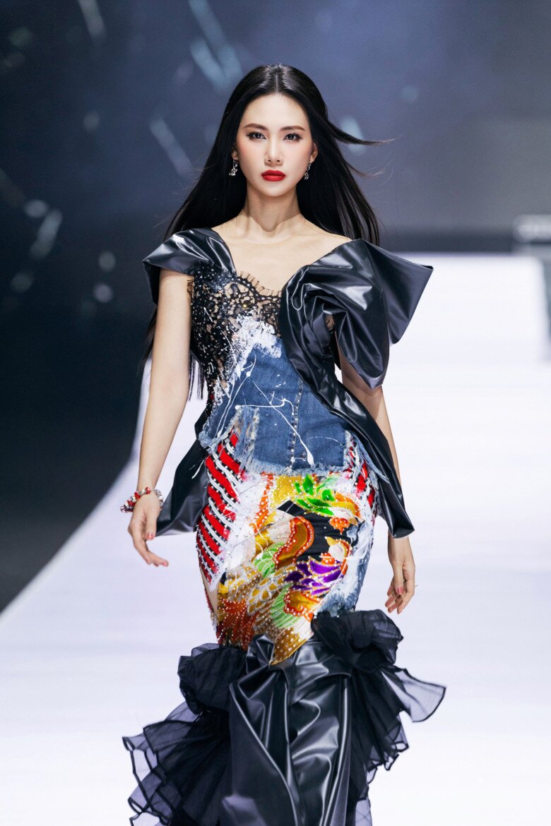 Cú "đá váy" khi làm vedette của Bùi Quỳnh Hoa - 1