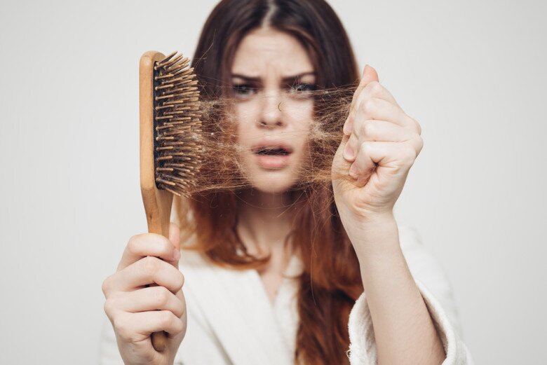 Phụ nữ ngoài 35 tóc bắt đầu rụng đầy giường mỗi sáng khi ngủ dậy: Cơ thể đang ngầm “báo động” và cách giải quyết - 1