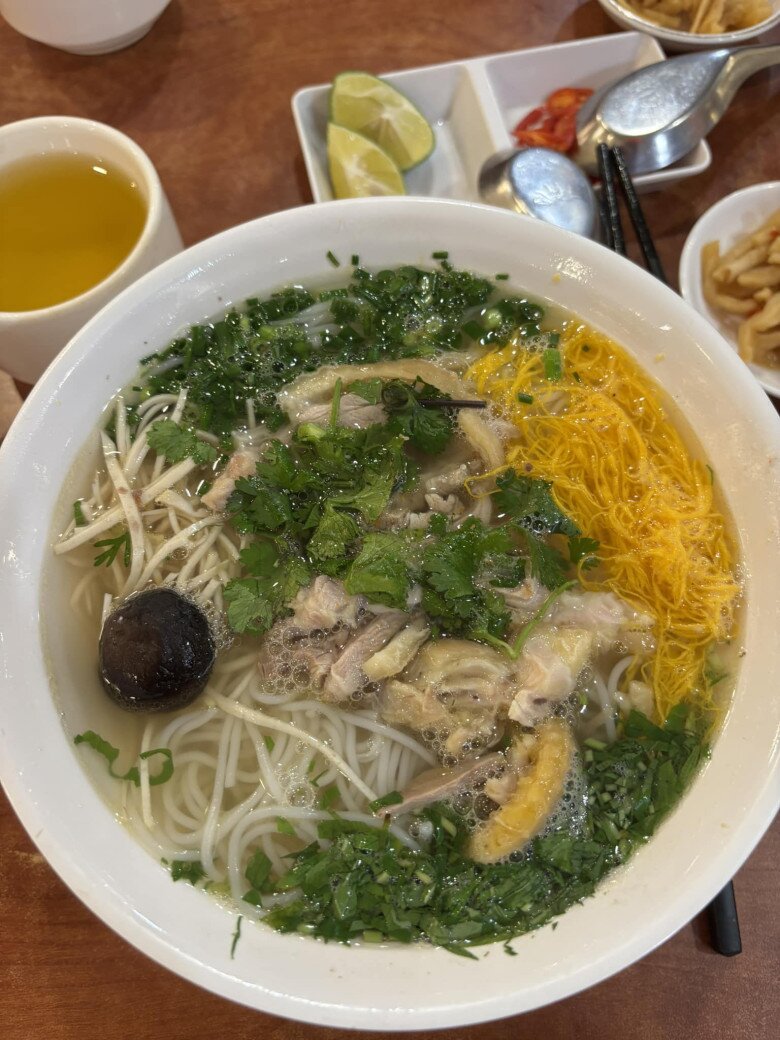 2 quán bún thang lâu đời nhất Thủ đô: Tồn tại hơn 30 năm, chỉ bán buổi tối mà hết veo 800 bát/ngày - 9