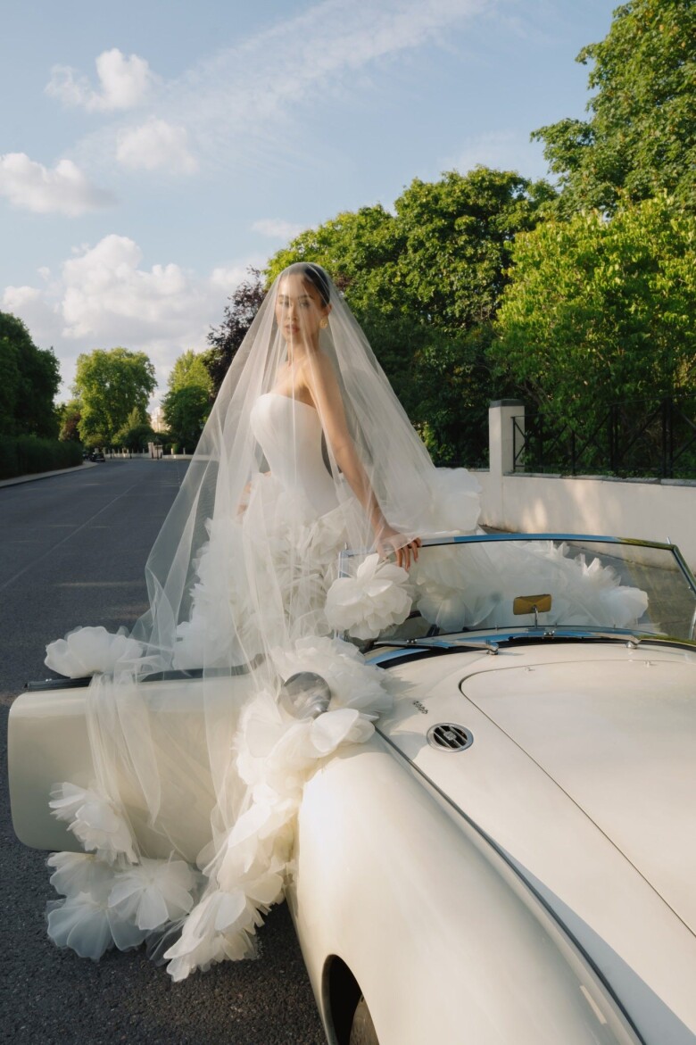 Váy cưới của con gái tỷ phú Jonathan Hạnh Nguyễn: Màu trắng chủ đạo, mang dấu ấn haute couture và tinh thần quý tộc Ý - 1