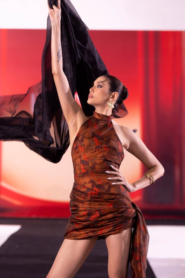 Võ Hoàng Yến, Hoàng Thuỳ đọ dáng, diện váy xẻ sâu khoe chân dài miên man khi đi casting người mẫu - 4