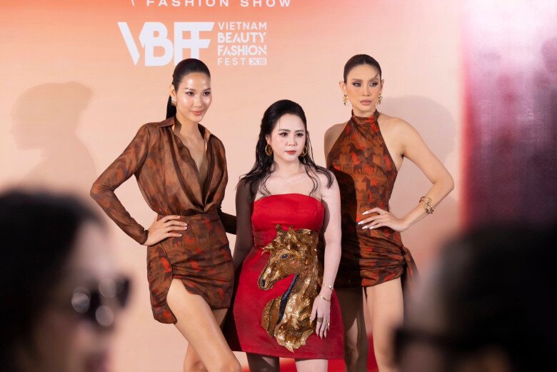 Võ Hoàng Yến, Hoàng Thuỳ đọ dáng, diện váy xẻ sâu khoe chân dài miên man khi đi casting người mẫu - 3