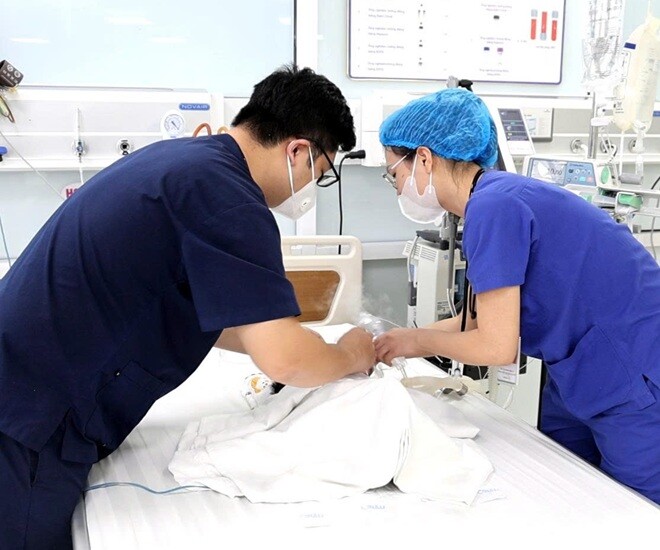 Bé gái 2 tháng tuổi ho, sổ mũi rồi nguy kịch vì tưởng cảm lạnh, bác sĩ chỉ cách phân biệt nhanh để trẻ thoát “án tử” - 1