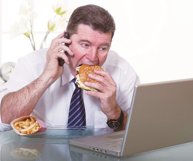 Mới ngoài 40 đã không còn khả năng để “chiều” bạn gái, nguyên nhân do thói quen ăn uống nhiều người đang làm - 1