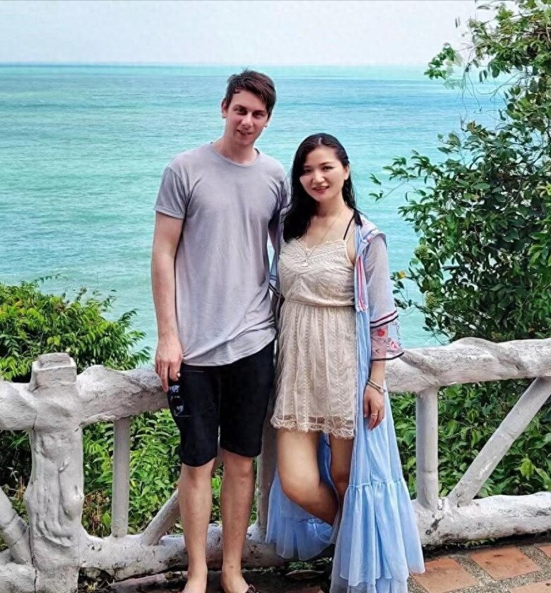 8X "cưa đổ" trai Anh kém 3 tuổi, chàng rể Tây sẵn sàng ở rể, được bố vợ giao trọn tài sản - 2