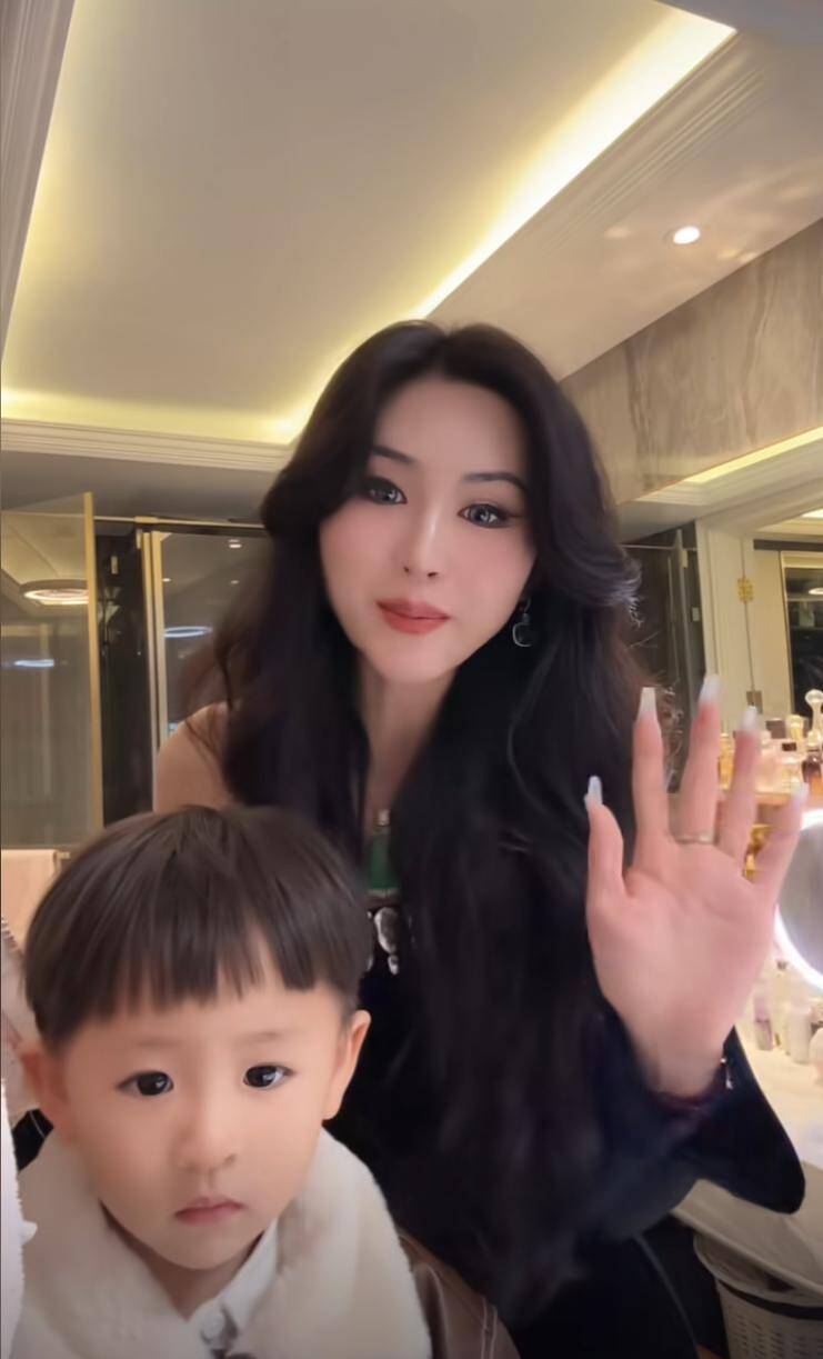 9X cưới chồng hơn 32 tuổi được cho 370 triệu tiêu vặt mỗi tháng, chồng mạnh tay tặng 2 xe sang cùng biệt thự 75 tỷ đồng - 7