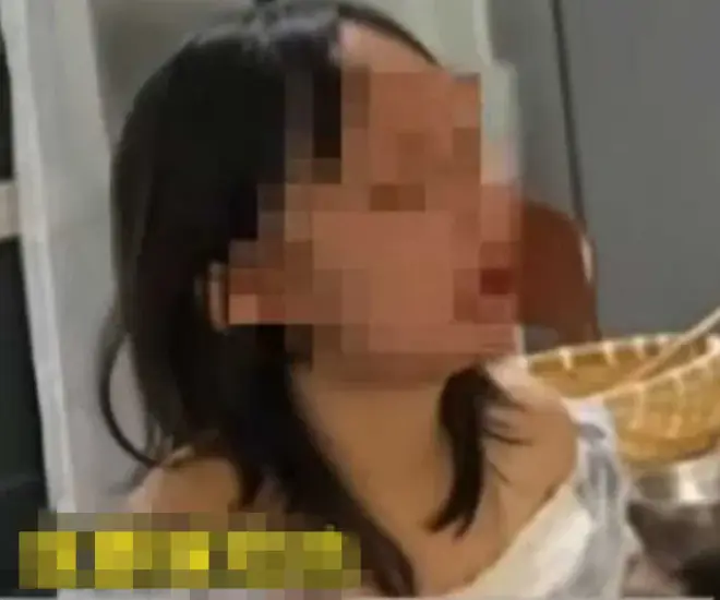 9X đòi cưới bạn trai kém 6 tuổi, bắt mẹ quỳ gối xin lỗi người mình yêu vì một chuyện - 1