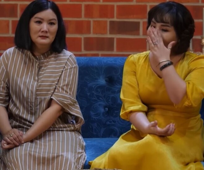 Con trai 5 tuổi mượn điện thoại cô nhân viên chơi game, người mẹ điếng người khi màn hình sáng lên - 1