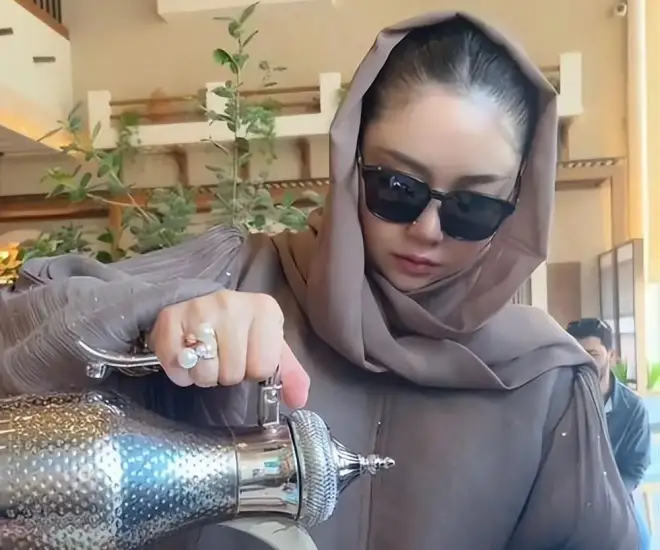 Cưới trai nghèo Ả Rập Xê Út kém 9 tuổi, người phụ nữ choáng váng khi về thăm nhà chồng - 1