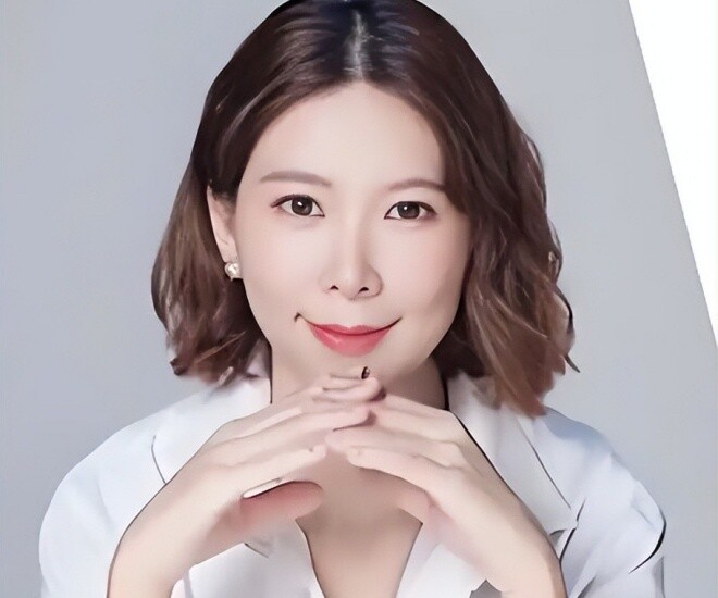 Cưới trai trẻ kém 20 tuổi, nữ đại gia U50 liều mạng mang thai, nhìn ảnh bạn bè gửi mà lạnh lòng - 1