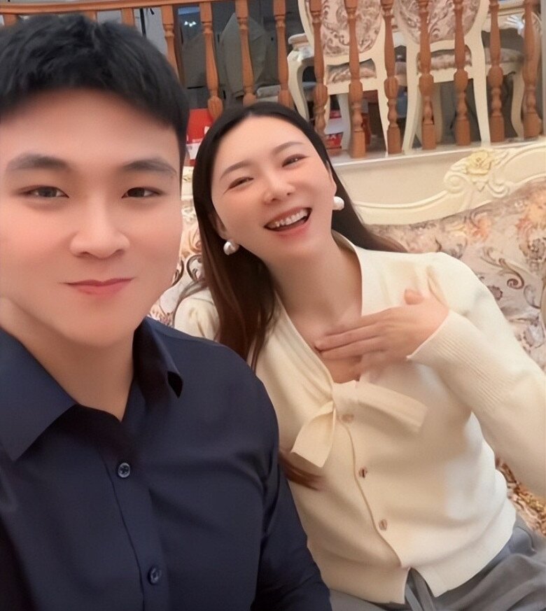 Cưới trai trẻ kém 20 tuổi, nữ đại gia U50 liều mạng mang thai, nhìn ảnh bạn bè gửi mà lạnh lòng - 2