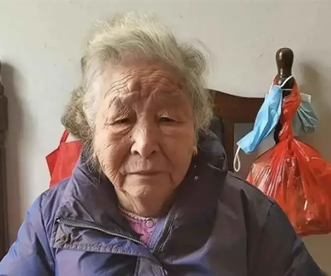 Đến viện dưỡng lão thăm chồng U100, con gái riêng của ông chỉ mặt mẹ kế hỏi một câu đắng lòng - 1