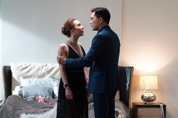 Mừng vì chinh phục được gái xinh có chồng ở công ty, sáng tỉnh dậy nhìn ga giường tôi chết lặng - 2