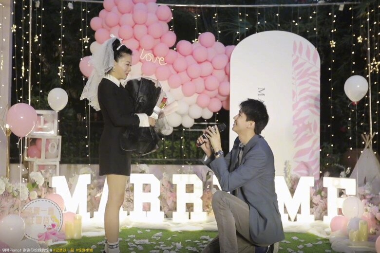 Phải lòng trai trẻ kém 20 tuổi, phú bà làm mẹ đơn thân kiếm 18,5 tỷ/năm cưới vội sau gần 1 năm yêu - 10