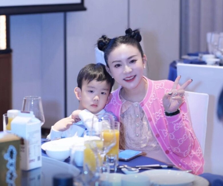 Phải lòng trai trẻ kém 20 tuổi, phú bà làm mẹ đơn thân kiếm 18,5 tỷ/năm cưới vội sau gần 1 năm yêu - 3