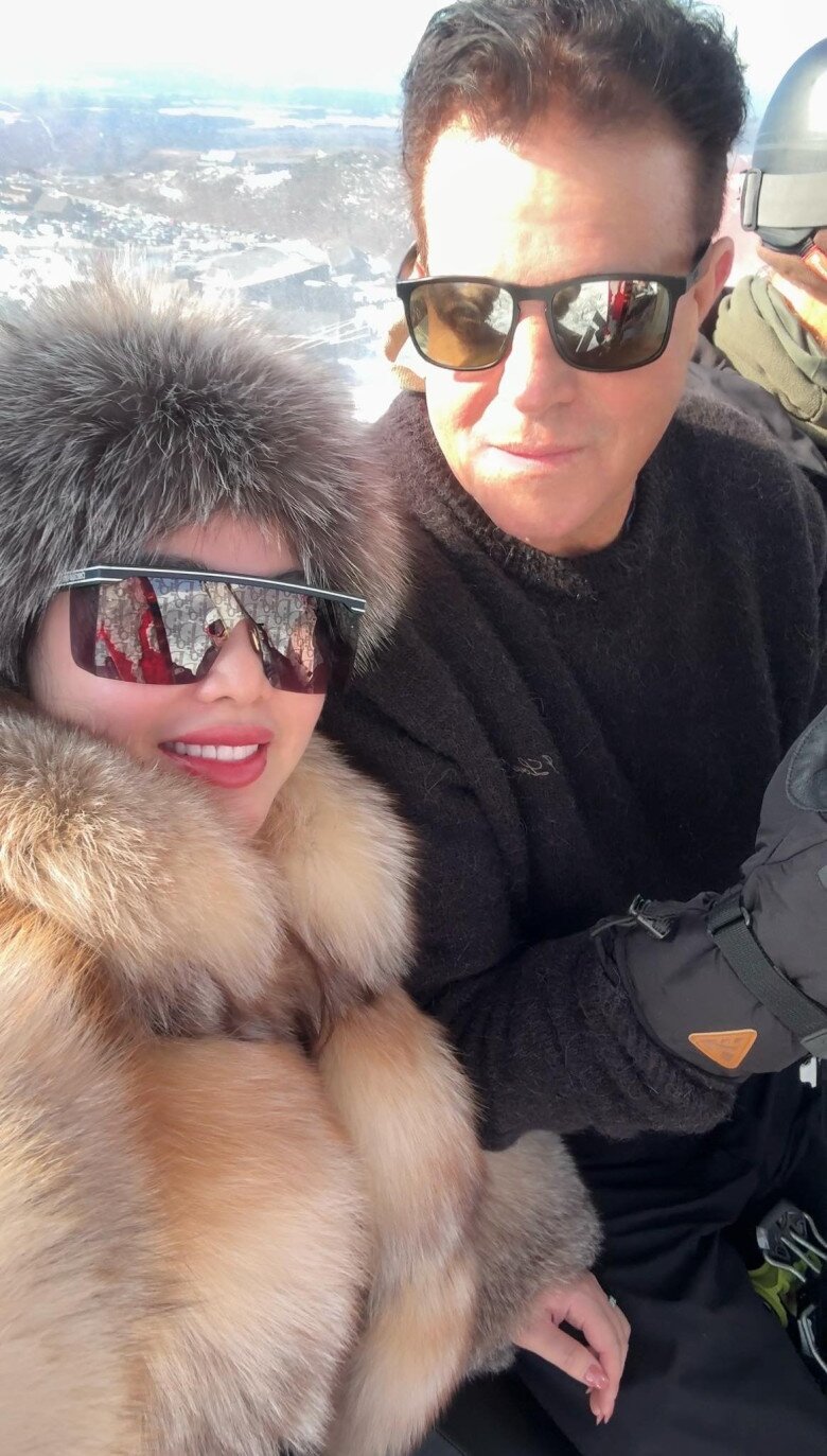 Sau gần 1 năm tái hôn với chồng Tây, “diễn viên lùn nhất Việt Nam” khuyên: “Nhất định phải lấy chồng giàu nhé” - 2