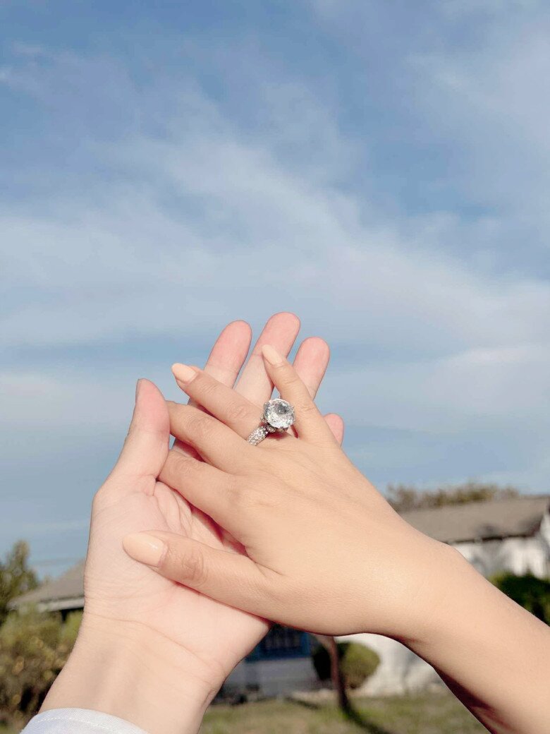 Thúy Nga tung ảnh cưới bên “túp lều tranh” ở Mỹ, tay đeo nhẫn kim cương &#34;khủng&#34;, danh tính nửa kia gây sốt - 6