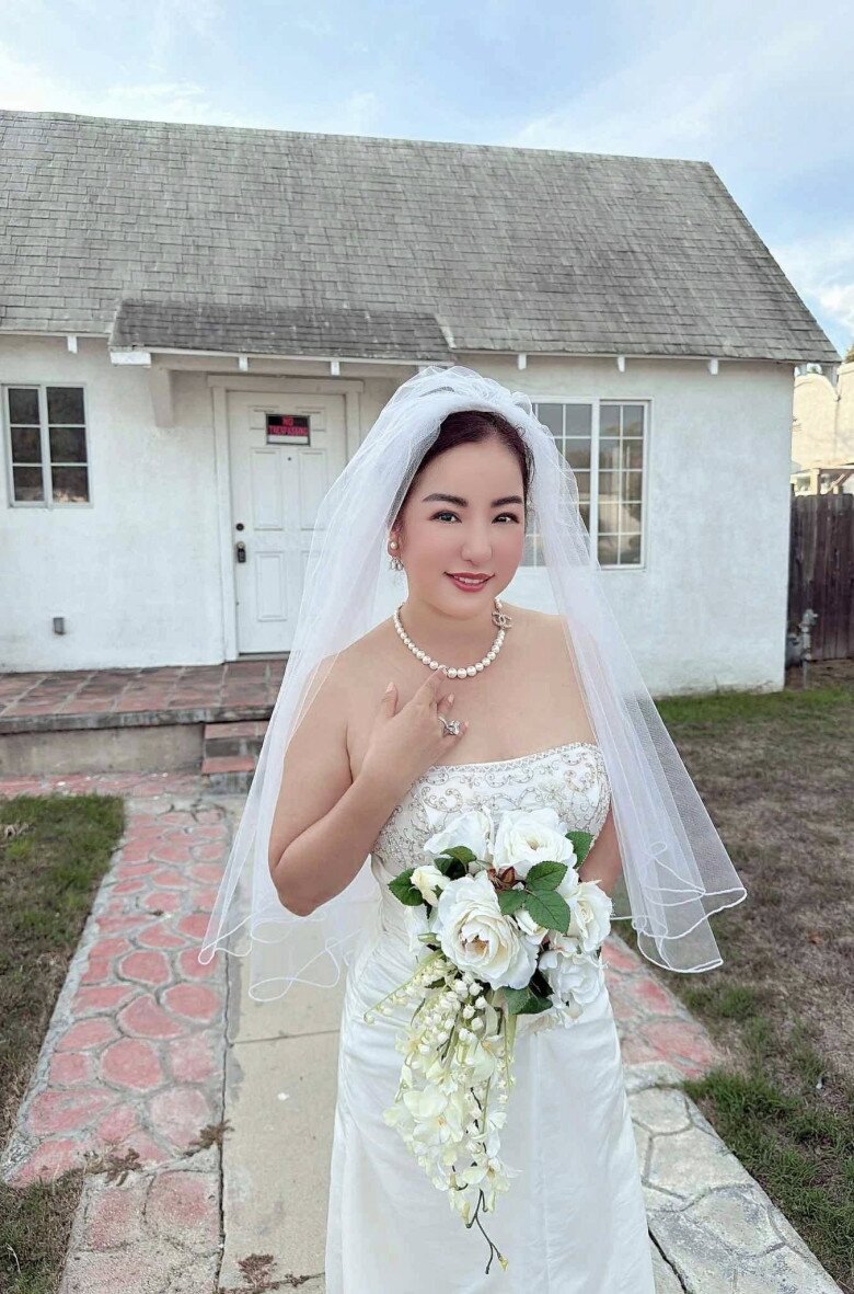 Thúy Nga tung ảnh cưới bên “túp lều tranh” ở Mỹ, tay đeo nhẫn kim cương &#34;khủng&#34;, danh tính nửa kia gây sốt - 3