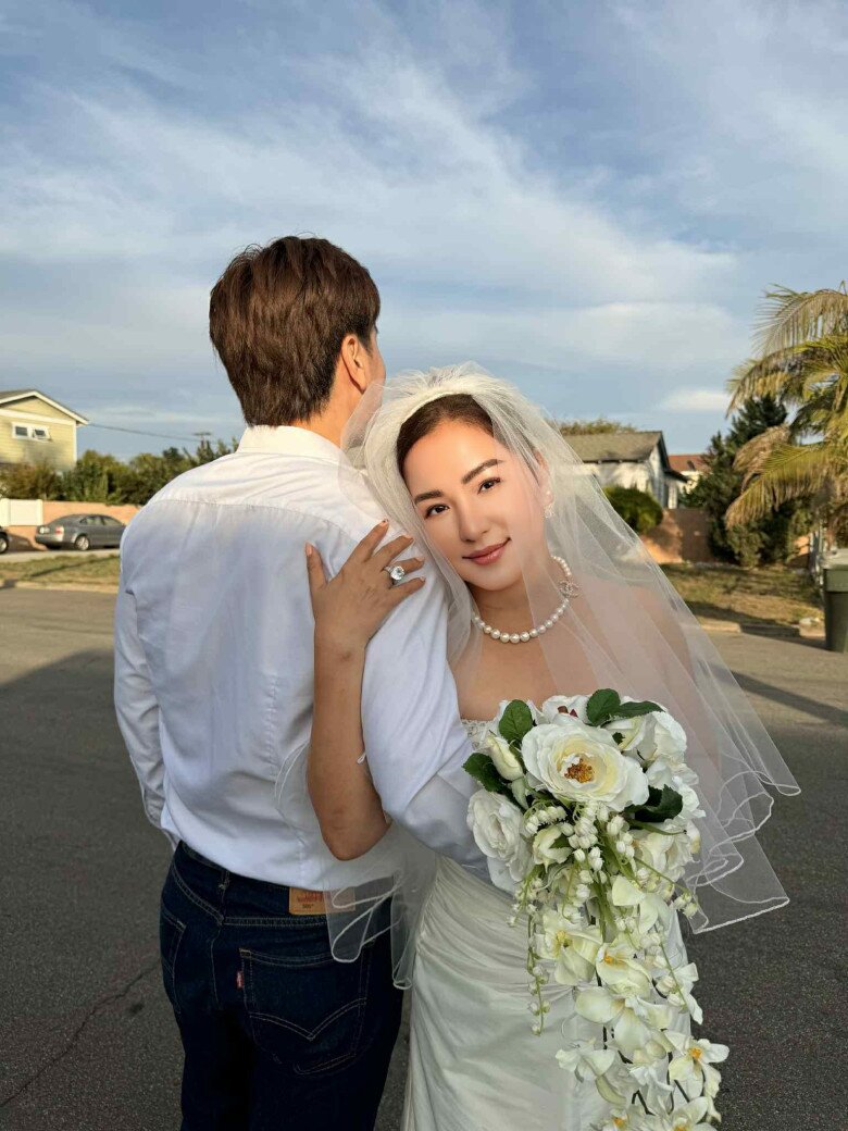 Thúy Nga tung ảnh cưới bên “túp lều tranh” ở Mỹ, tay đeo nhẫn kim cương &#34;khủng&#34;, danh tính nửa kia gây sốt - 2