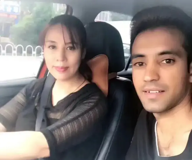 U50 tái hôn với chàng trai Pakistan 27 tuổi, mở 2 trường học, theo chồng về quê rồi choáng với cảnh trước sân - 1