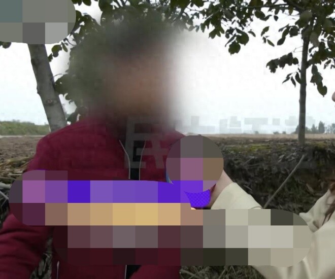 Về nhà thấy cặp đôi lạ đang ngủ trên giường của mình, anh chồng xanh mặt khi nghe lời vợ nói - 1