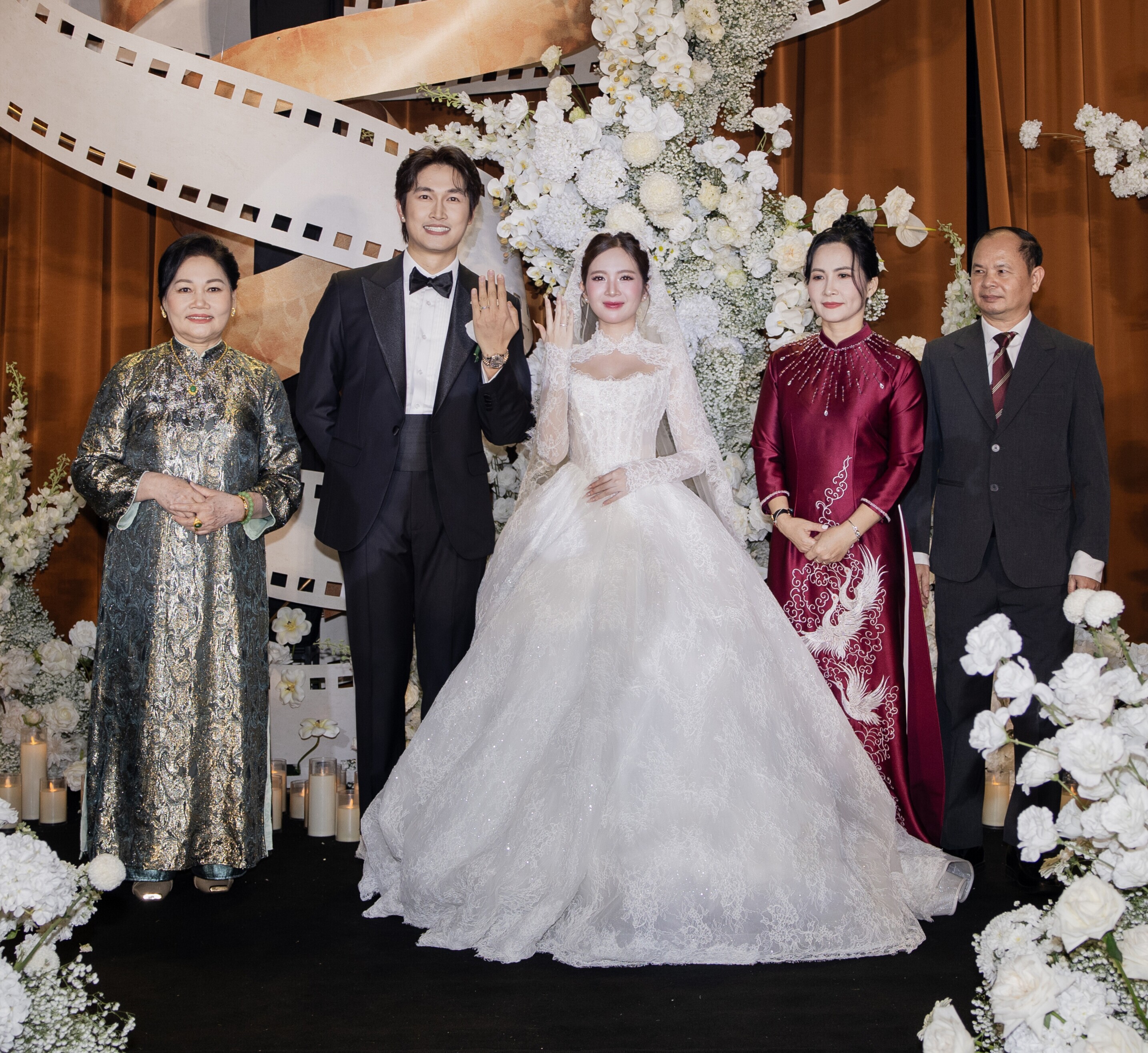 Đám cưới sao Việt năm 2025: Nhà tỷ phú Johnathan Hạnh Nguyễn tưng bừng gả ái nữ, Vũ Cát Tường thành đôi với vợ danh giá - 10