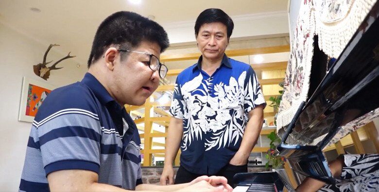 Bôm - con trai diễn viên Quốc Tuấn đi xem phim của bố đóng, khoảnh khắc lén nhìn đấng sinh thành gây xúc động - 5