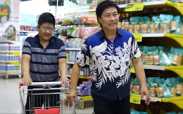 Bôm - con trai diễn viên Quốc Tuấn đi xem phim của bố đóng, khoảnh khắc lén nhìn đấng sinh thành gây xúc động - 8