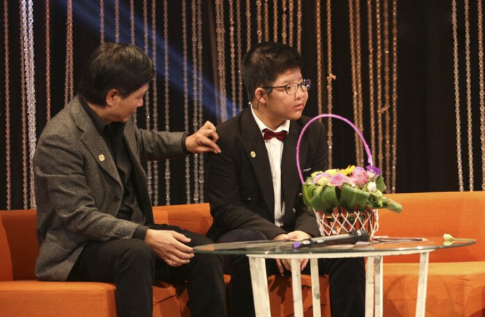 Bôm - con trai diễn viên Quốc Tuấn đi xem phim của bố đóng, khoảnh khắc lén nhìn đấng sinh thành gây xúc động - 3