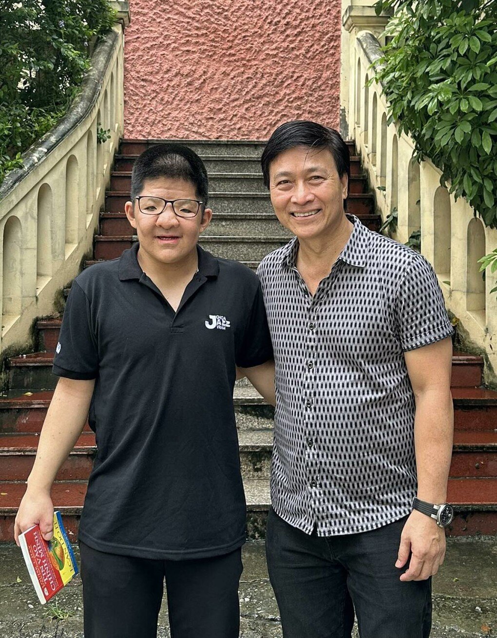 Bôm - con trai diễn viên Quốc Tuấn đi xem phim của bố đóng, khoảnh khắc lén nhìn đấng sinh thành gây xúc động - 4