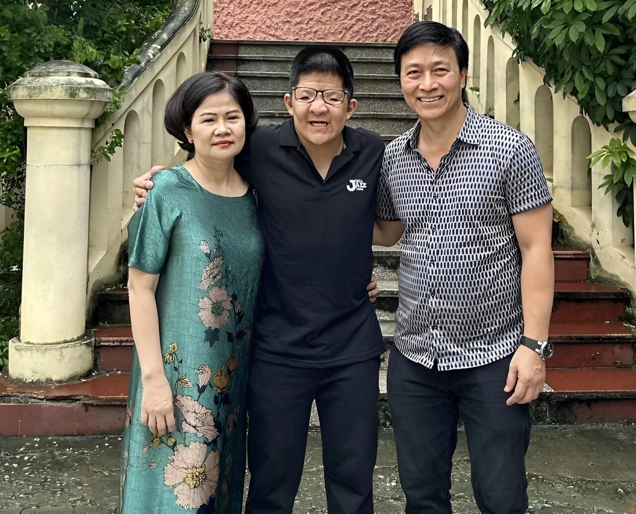 Bôm - con trai diễn viên Quốc Tuấn đi xem phim của bố đóng, khoảnh khắc lén nhìn đấng sinh thành gây xúc động - 6