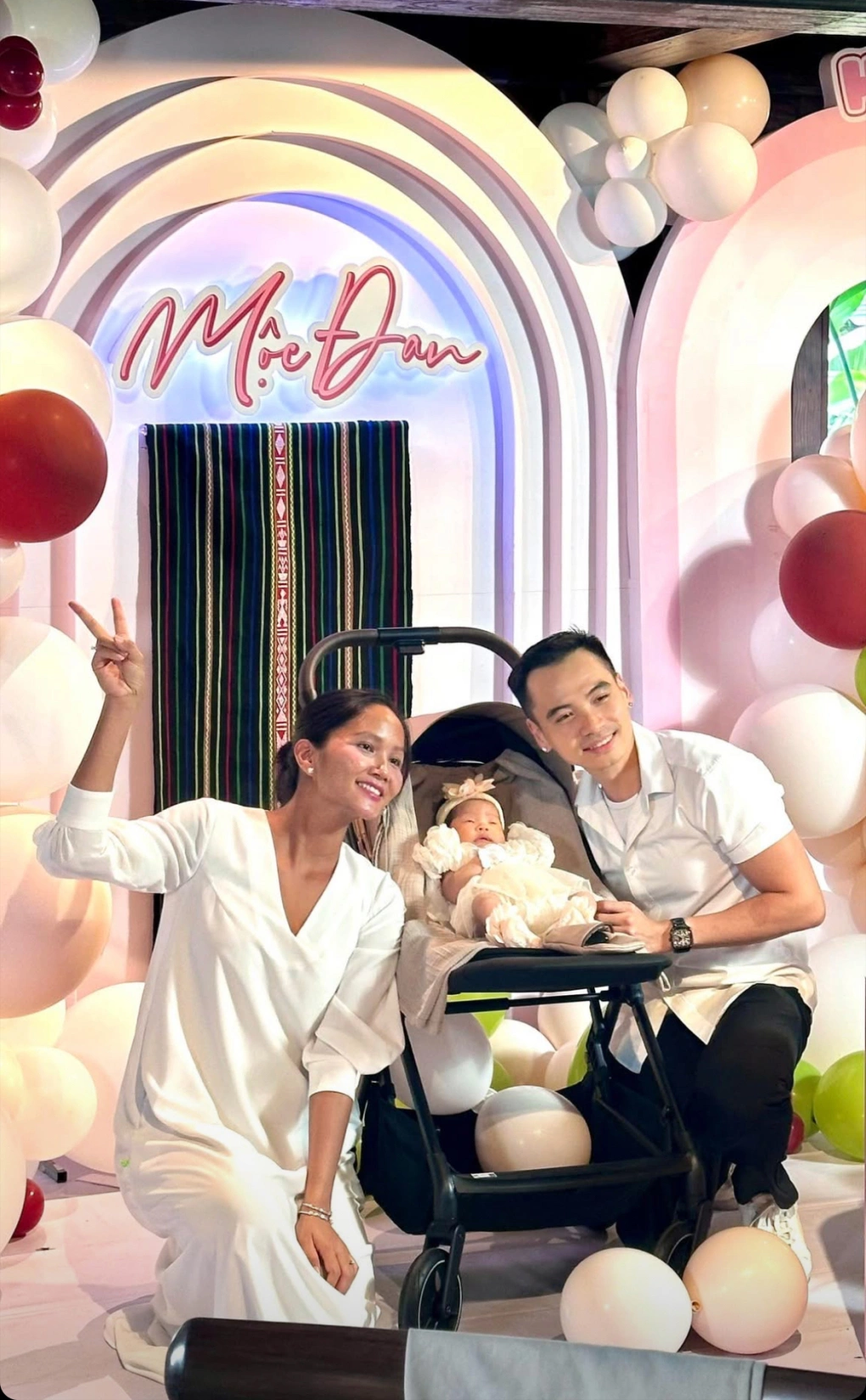 Bố chồng Hoa hậu H'Hen Niê sang nhà thăm cháu nội, em bé Ê Đê nay chân dài bụ sữa trông cực yêu - 11