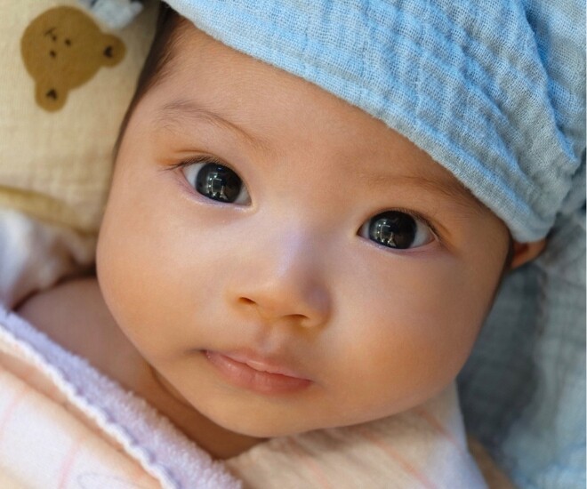 Bố chồng Hoa hậu H'Hen Niê sang nhà thăm cháu nội, em bé Ê Đê nay chân dài bụ sữa trông cực yêu - 4