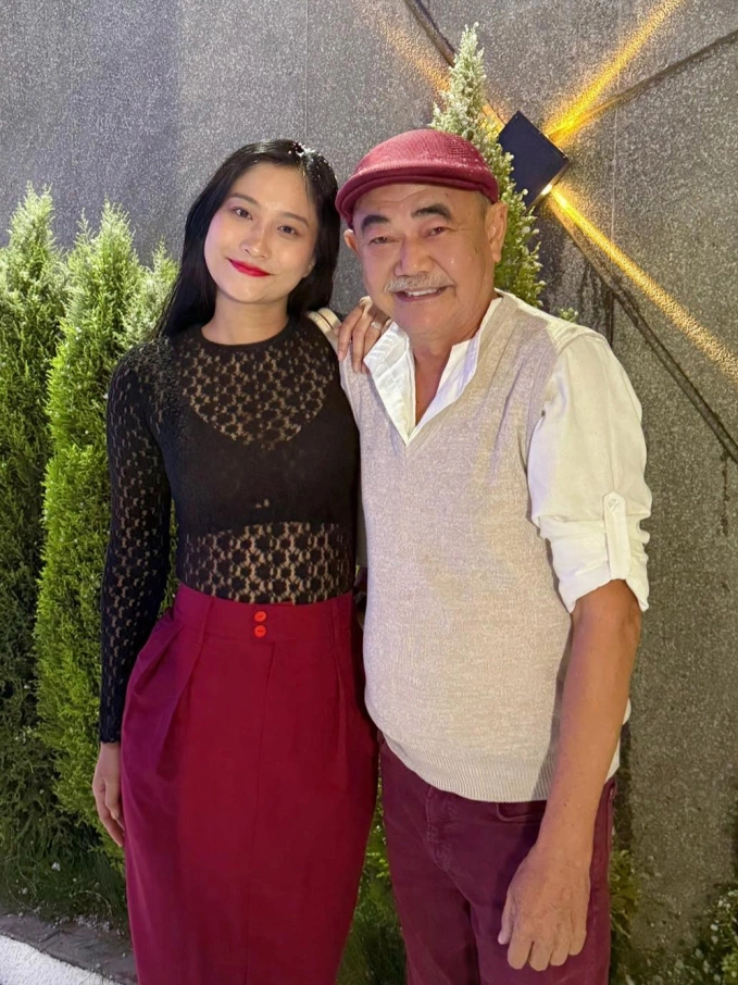 Con gái kín tiếng của NSND Việt Anh về nước thăm bố, lần đầu được gặp mặt mẹ kế trẻ tuổi - 12