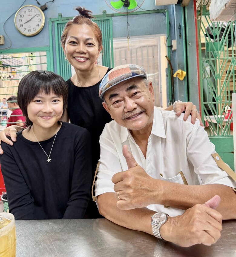 Con gái kín tiếng của NSND Việt Anh về nước thăm bố, lần đầu được gặp mặt mẹ kế trẻ tuổi - 4