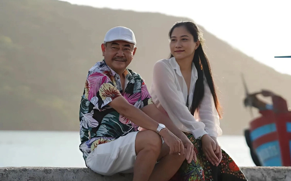 Con gái kín tiếng của NSND Việt Anh về nước thăm bố, lần đầu được gặp mặt mẹ kế trẻ tuổi - 9