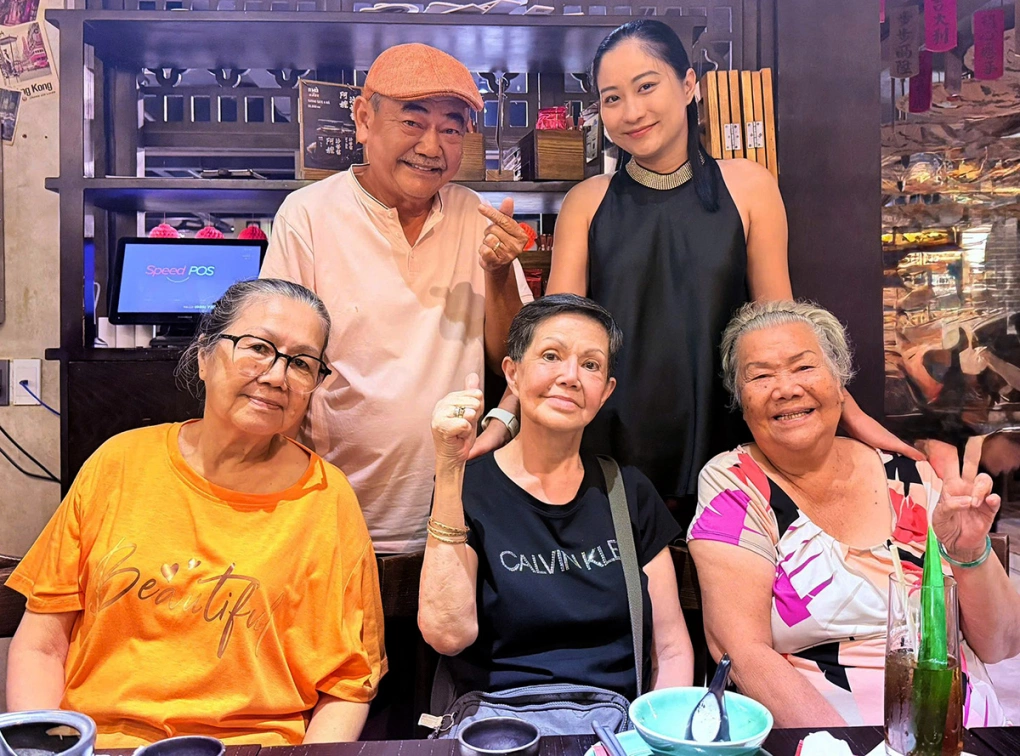 Con gái kín tiếng của NSND Việt Anh về nước thăm bố, lần đầu được gặp mặt mẹ kế trẻ tuổi - 11