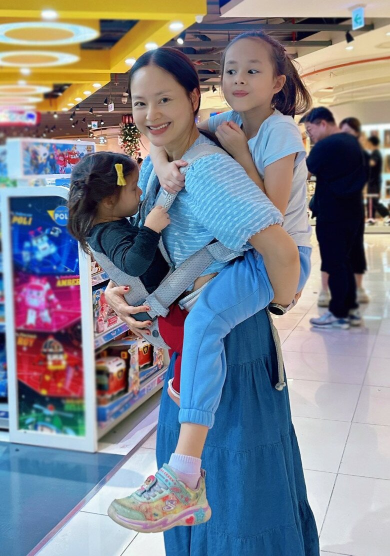 Lan Phương và chồng Tây cũ cùng dành thời gian cho 2 con gái hậu ly hôn, Lina - Mia đón Giáng sinh ở 2 nhà - 5