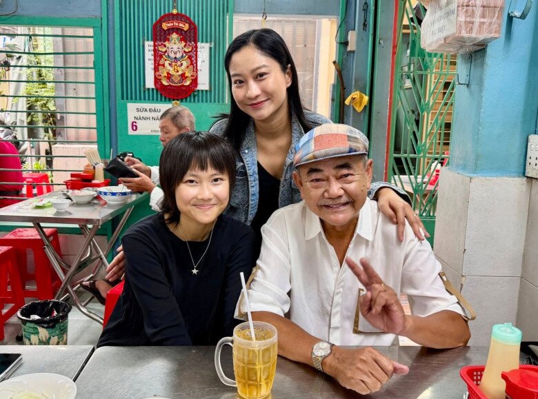 Con gái kín tiếng của NSND Việt Anh về nước thăm bố, lần đầu được gặp mặt mẹ kế trẻ tuổi - 3